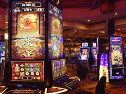 Antarmuka aplikasi mobile kakek slot menampilkan menu utama dengan permainan slot, sportsbook, dan live dealer
